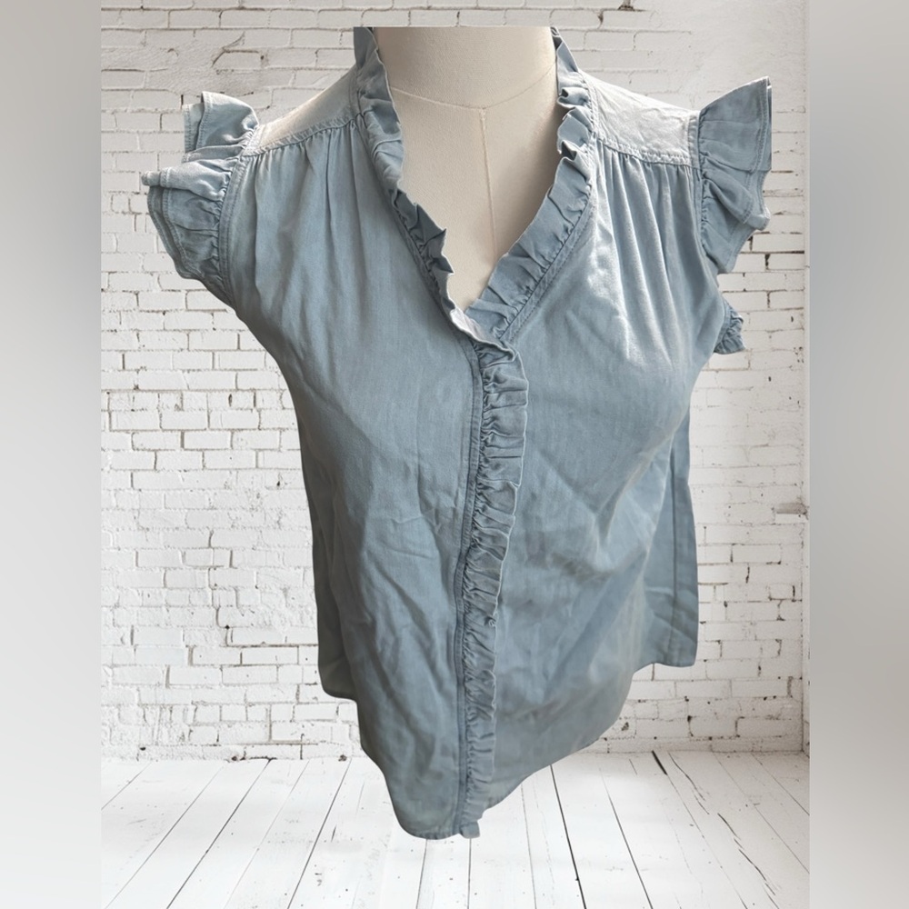 Doe & Rae Chambray Ruffle Top Sz S NWOT | Sleeveless Boutique Denim Blouse - Picture 2 of 6